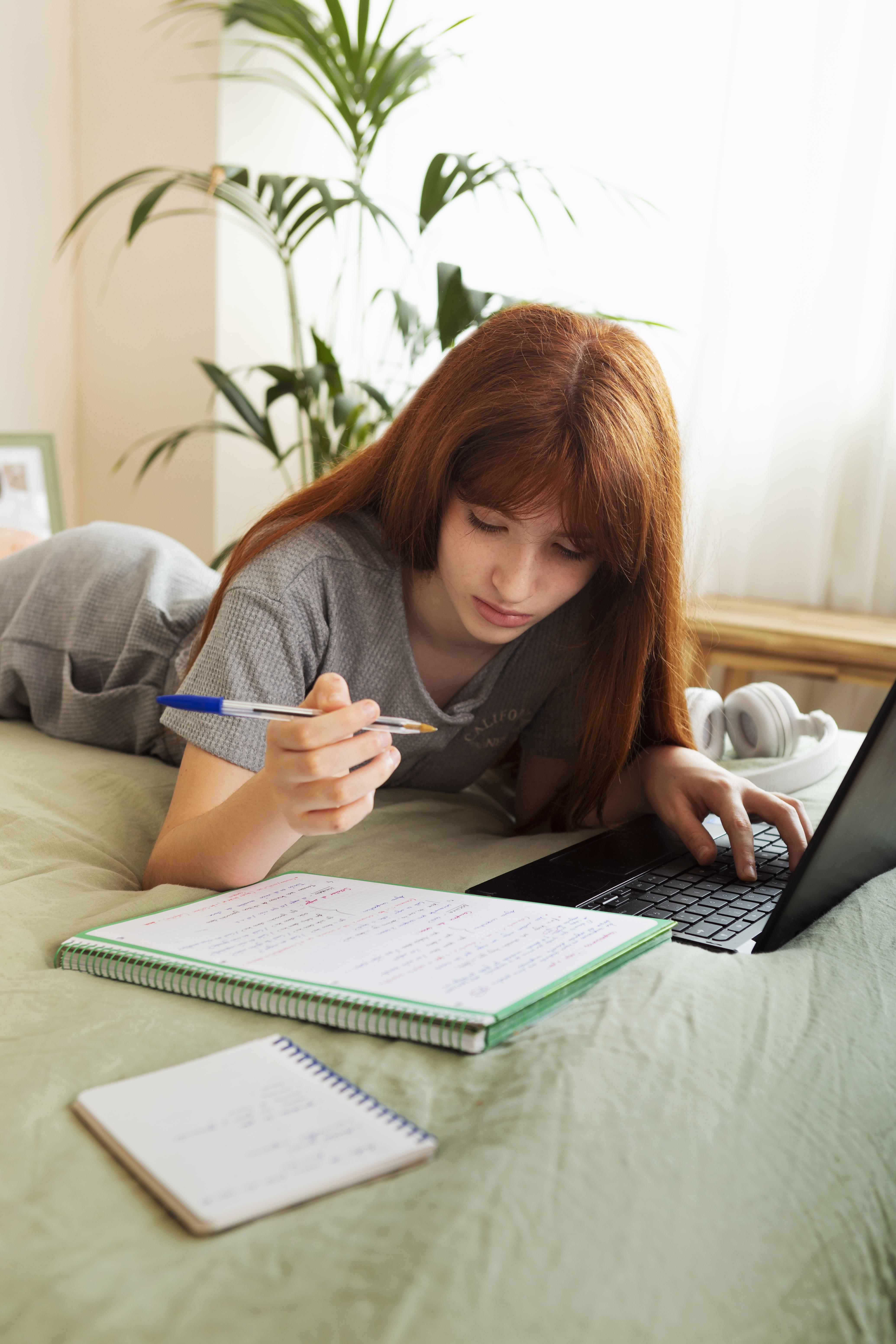 Estudiante participando en una clase online en vivo